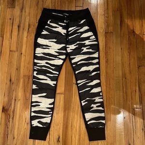 Holden Puffer pants small. Blue/Black Cameo